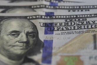 dolar-cai-a-r$-5,10-e-bolsa-bate-recorde-com-tregua-entre-eua-e-ira