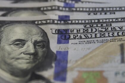dolar-cai-a-r$-5,10-e-bolsa-bate-recorde-com-tregua-entre-eua-e-ira