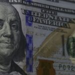 dolar-cai-a-r$-5,06,-e-bolsa-bate-recorde-com-alivio-no-oriente-medio