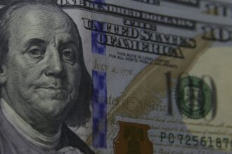 dolar-cai-a-r$-5,06,-e-bolsa-bate-recorde-com-alivio-no-oriente-medio