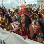 em-marcha,-indigenas-revelam-orgulho-de-erguer-faixas-e-bandeiras