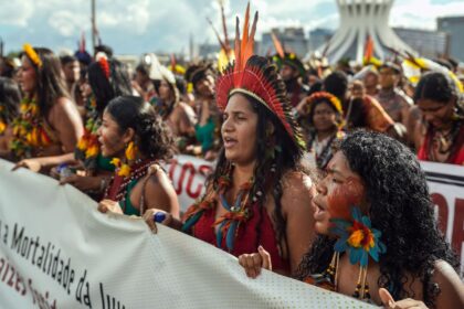 em-marcha,-indigenas-revelam-orgulho-de-erguer-faixas-e-bandeiras