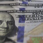 dolar-fecha-abaixo-de-r$-5-pela-primeira-vez-em-mais-de-dois-anos