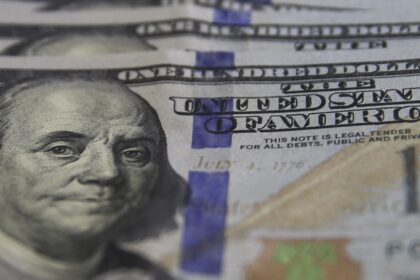 dolar-fecha-abaixo-de-r$-5-pela-primeira-vez-em-mais-de-dois-anos