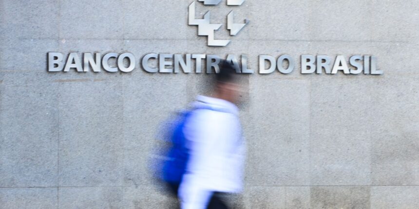 juros-elevados-mantem-pressao-sobre-endividamento-das-familias