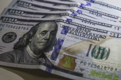 dolar-cai-para-r$-4,95-e-fecha-no-menor-valor-em-dois-anos