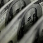 dolar-cai-a-r$-4,91-e-fecha-no-menor-valor-em-27-meses