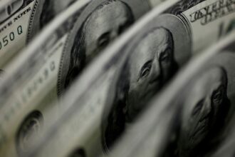 dolar-cai-a-r$-4,91-e-fecha-no-menor-valor-em-27-meses