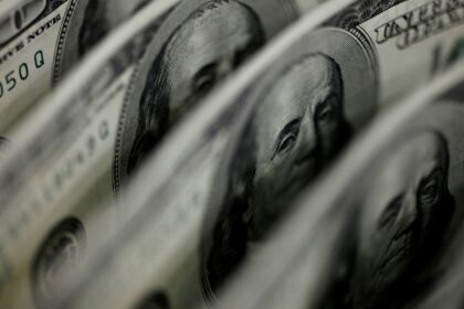 dolar-cai-a-r$-4,91-e-fecha-no-menor-valor-em-27-meses