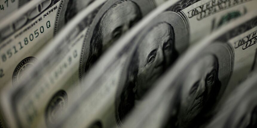dolar-cai-a-r$-4,91-e-fecha-no-menor-valor-em-27-meses
