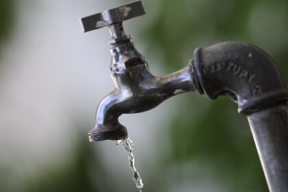 egua-cai-em-adutora-e-afeta-abastecimento-em-300-bairros-de-bh