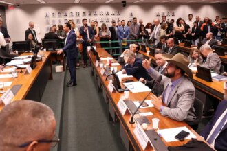 conselho-de-etica-suspende-tres-deputados-por-motim-na-camara