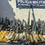 pm-apreende-16-fuzis-e-uma-metralhadora-em-operacao-no-rio