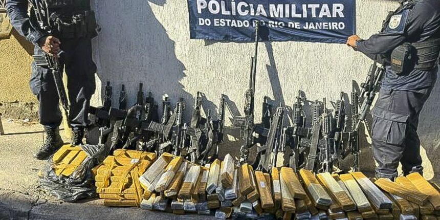 pm-apreende-16-fuzis-e-uma-metralhadora-em-operacao-no-rio