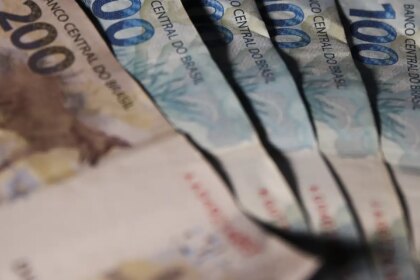 renda-media-das-familias-chega-a-r$-2.264-e-e-recorde-em-2025