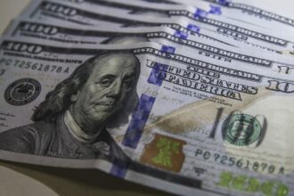 dolar-fecha-abaixo-de-r$-4,90-pela-primeira-vez-em-28-meses