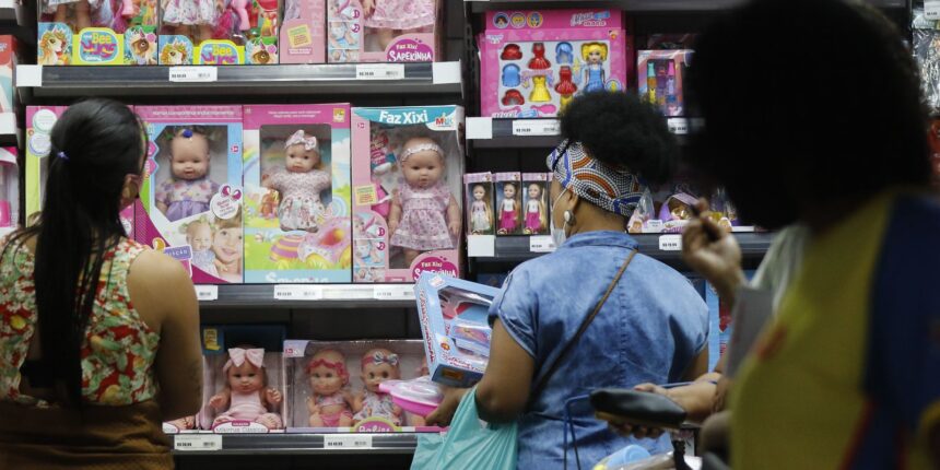 com-queda-do-dolar,-comercio-cresce-0,5%-em-marco-e-amplia-recorde