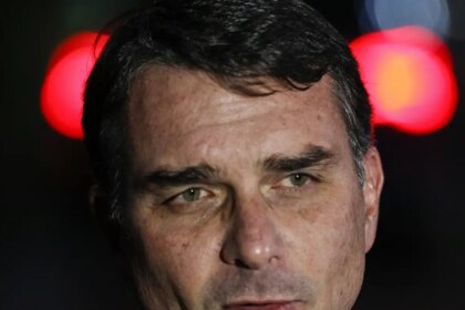 flavio-bolsonaro-admite-cobranca-a-vorcaro,-mas-nega-crime