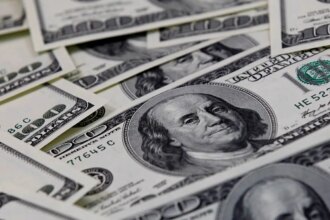 dolar-cai-para-r$-4,98,-e-bolsa-sobe-em-dia-de-alivio