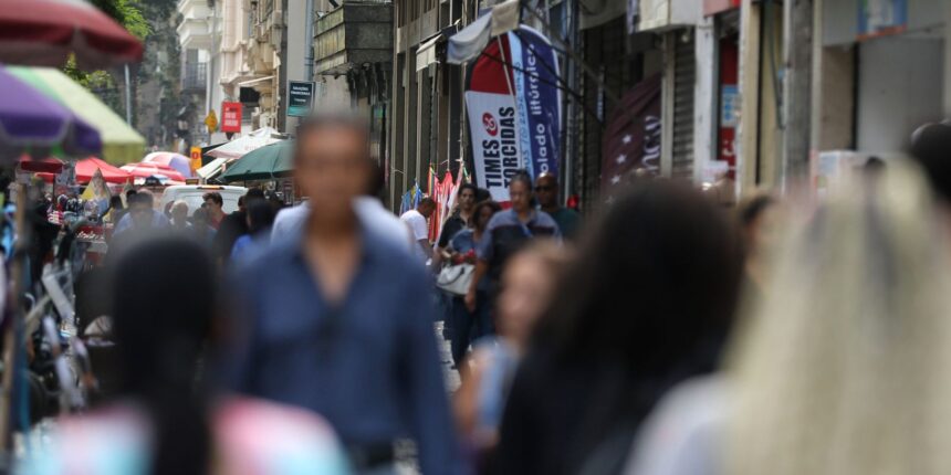 taxa-de-desemprego-de-pretos-e-55%-maior-que-a-de-brancos,-revela-ibge