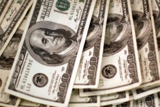 dolar-cai-para-r$-5-e-bolsa-sobe-com-alivio-no-oriente-medio