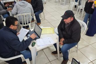 com-foco-na-agricultura-familiar,-mutirao-da-agraer-atende-produtores-de-assentamento-em-itaquirai