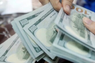 dolar-sobe-para-r$-5,06;-bolsa-cai-com-ipca-15-e-recuo-do-petroleo