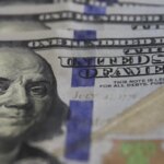 dolar-supera-r$-5,20,-e-bolsa-cai-com-expectativa-por-juros-nos-eua