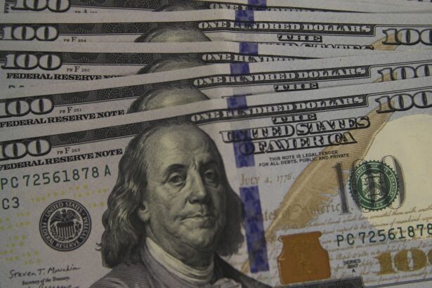 dolar-cai-a-r$-5,13,-e-bolsa-recua-em-dia-de-ajuste-no-mercado